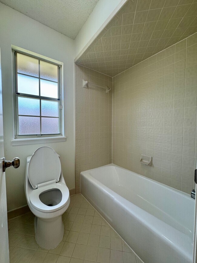 Building Photo - 11640 Halethorpe Dr