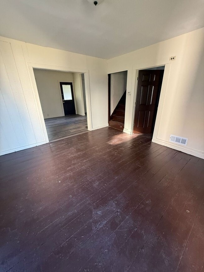 Building Photo - 3 bedrooms house 1.5 bath