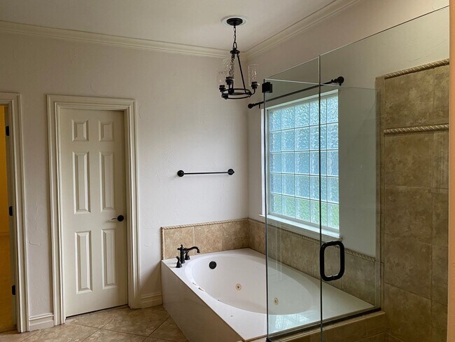 Building Photo - Lovely Stone/Stucco Home Nestled In Cul-De...