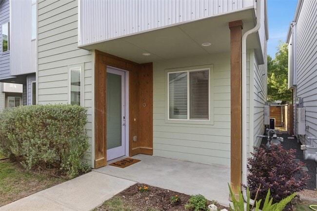 Building Photo - 801 N Bluff Dr