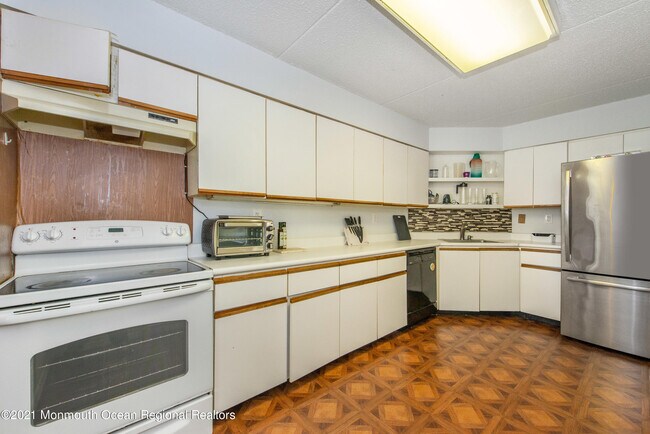Building Photo - 1055 River Rd