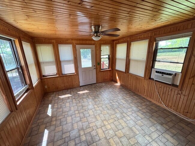 Building Photo - Close to Glenbrook area in Hendersonville!