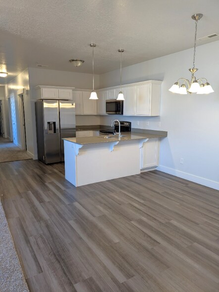 Building Photo - 735 N 380 W