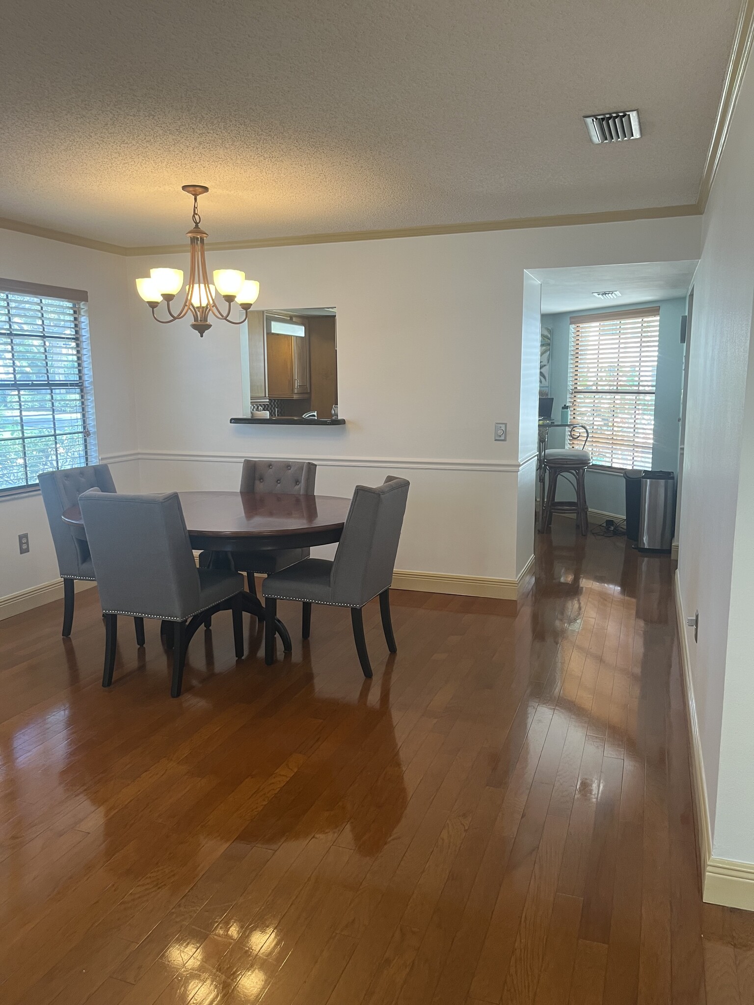 Building Photo - 840 Meadowland Dr