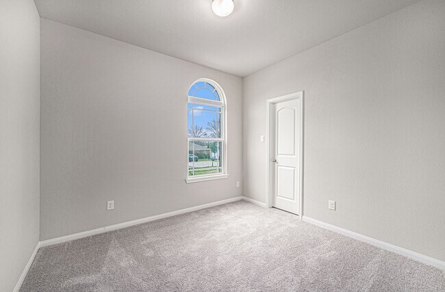 Building Photo - 12983 Skyline Dr
