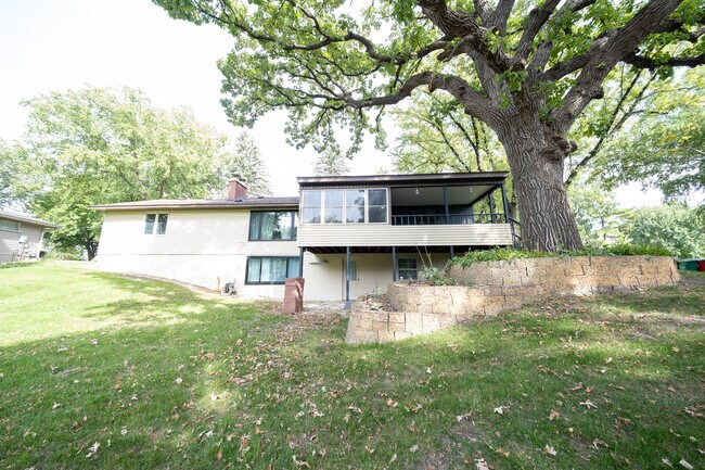 Building Photo - 9424 Thomas Rd