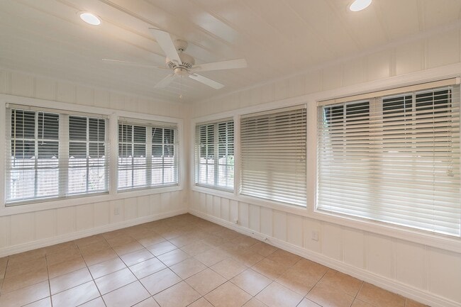 Building Photo - PRETTY HOME NORTH OF THE BRICKS in the CUL...