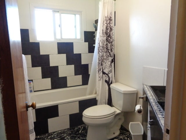Building Photo - $1995 | 4BR/2BA | Spacious 3 bedroom For R...