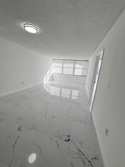 Building Photo - 1300 NE Miami Gardens Dr