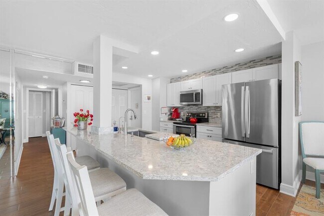 Building Photo - 1147 Hillsboro Mile