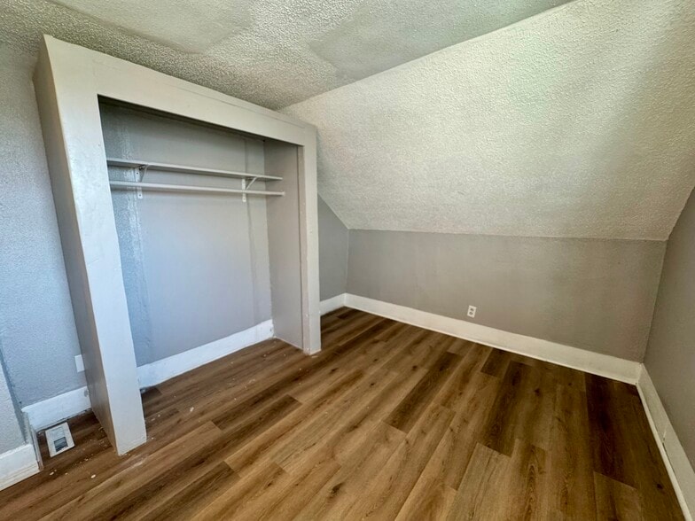 Building Photo - 1341 W 4th St