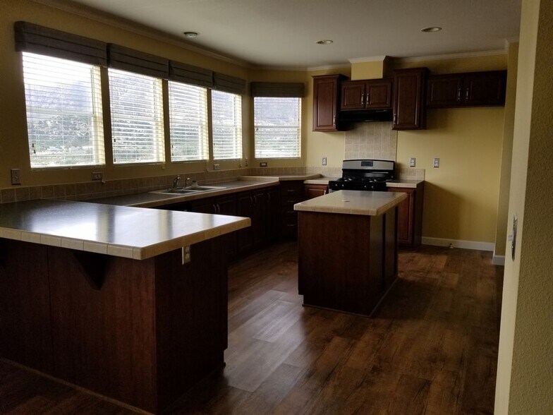 Building Photo - 5825 Rockview Rd