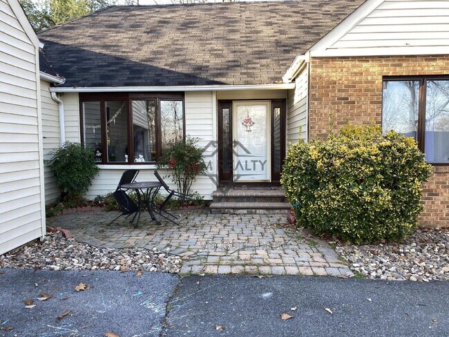 Building Photo - 206 Fairway Cir