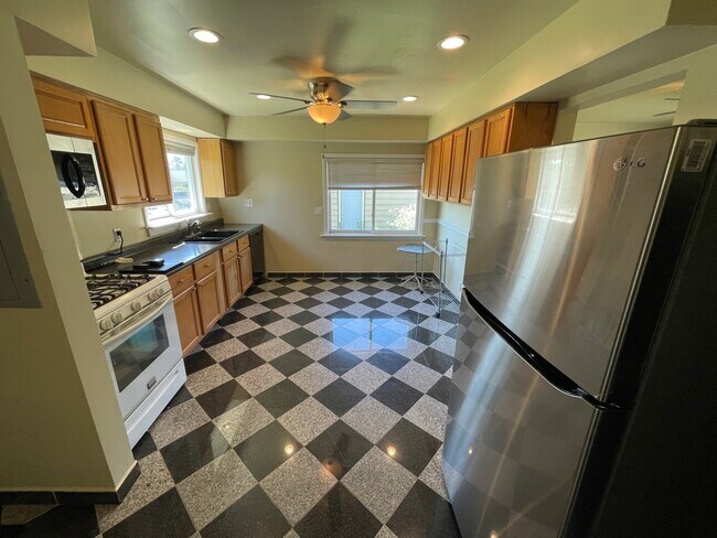Building Photo - 11 Shagbark Rd
