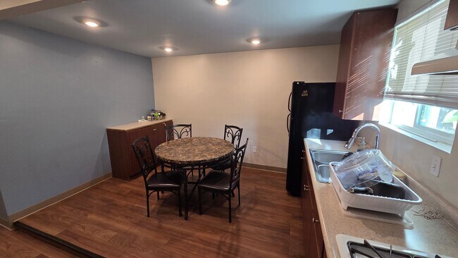 Building Photo - Spacious and Cozy studio!