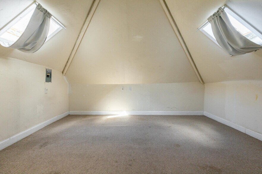 Building Photo - 60 Hillside St