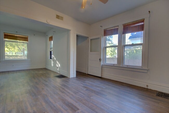 Building Photo - SL NIE2405