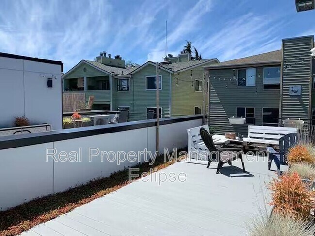 Building Photo - 8819 Midvale Ave N