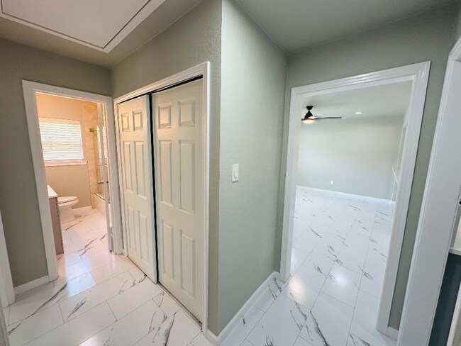 Building Photo - 2504 Avon Dr