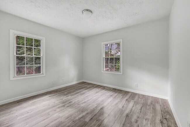 Building Photo - Charming 2-bed 1-bath home minutes from shopping, APSU, and dining.