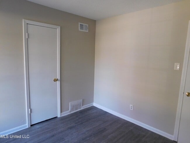 Building Photo - 2775 Normandy Cove