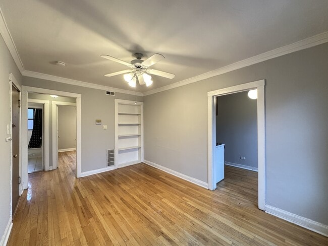 Building Photo - 3007 N Racine Ave