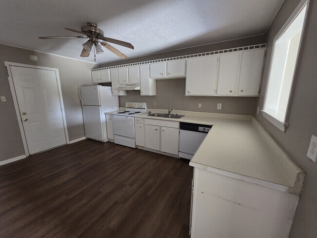 Building Photo - 204 Cantal Dr