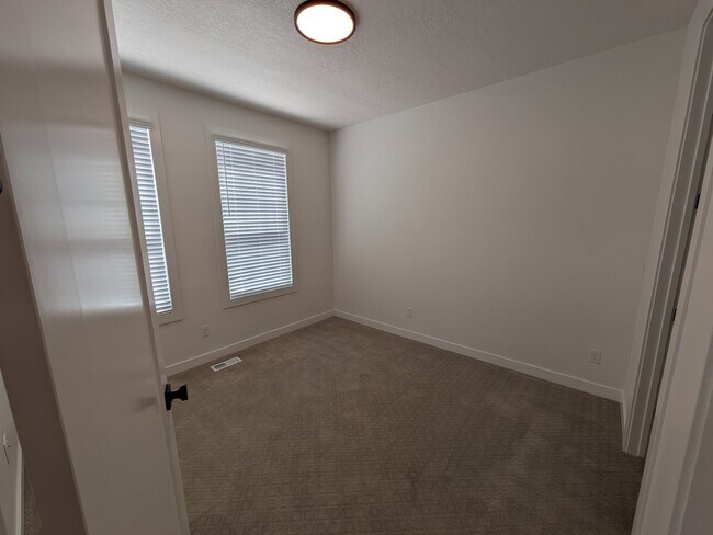 Building Photo - 11201 S Kestrel Rise Rd