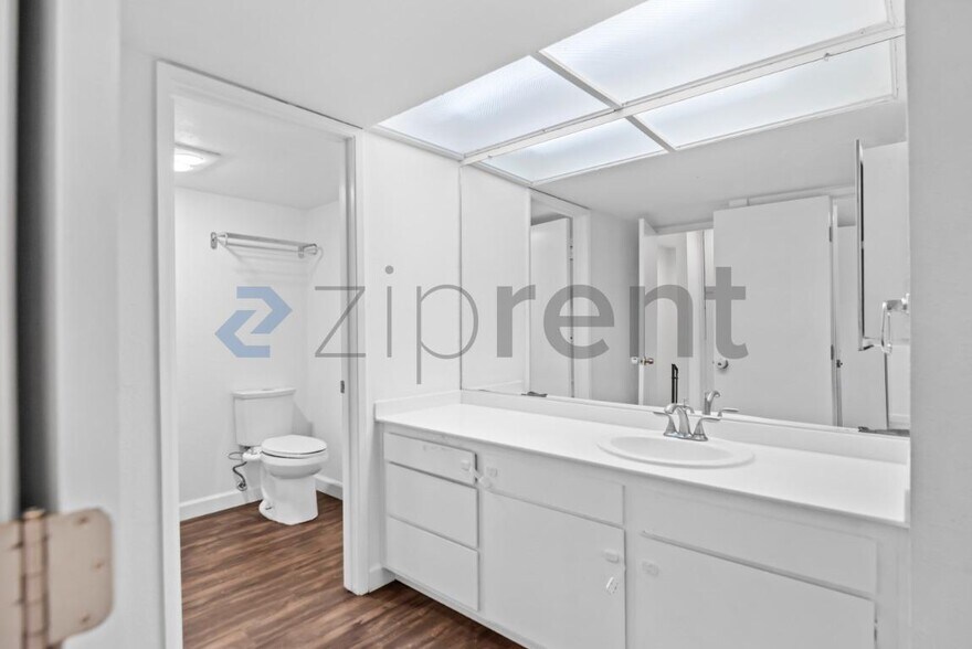 Building Photo - Unit