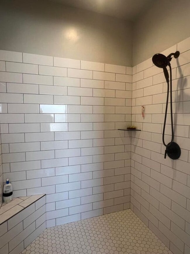 Building Photo - Stunning 4 Bedroom Home!