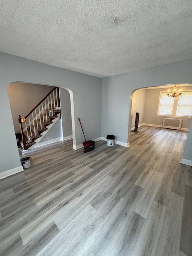 Building Photo - 3BED 2BATH FINISHED BASEMENT $1650/MONTH!
