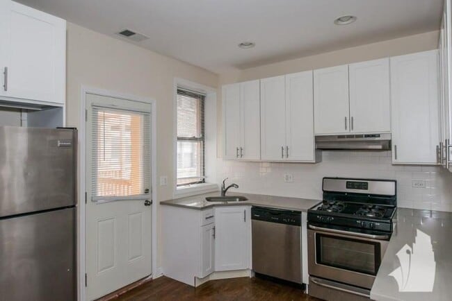 Building Photo - 3 bedroom in Chicago IL 60640