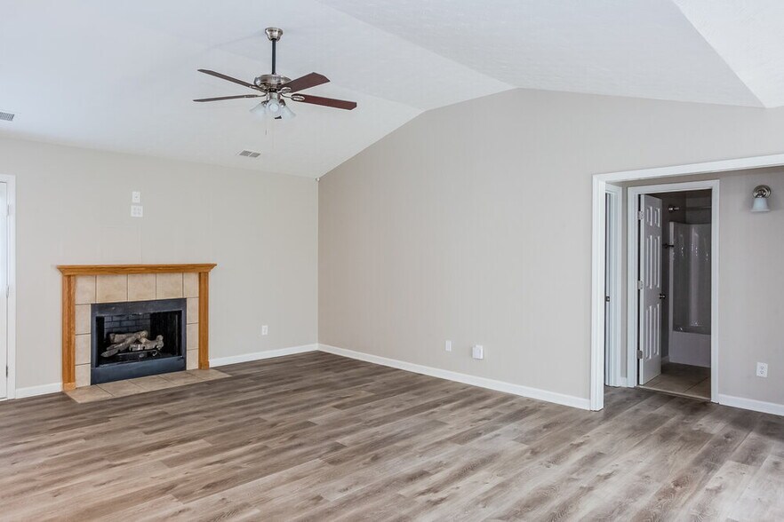 Building Photo - 1641 Red Bird Cir SE