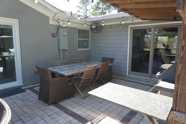 Building Photo - 109 E Sand Hills Dr