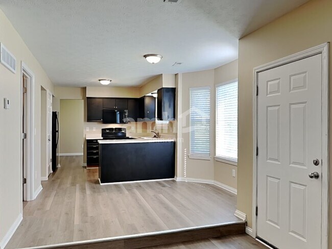 Building Photo - 8428 Stratford Ct