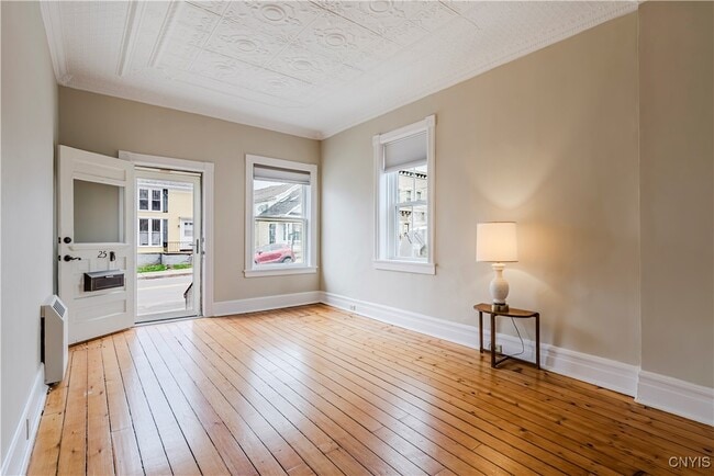 Building Photo - 25 College St