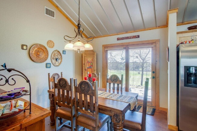 Building Photo - 3 bedroom home on acreage