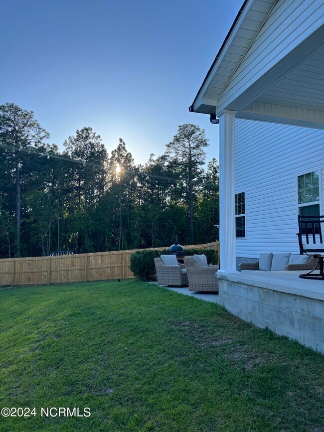 Building Photo - 1615 Redbud Ct