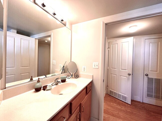 Building Photo - Fully Furnished Luxurious 2 Bedroom Condo ...