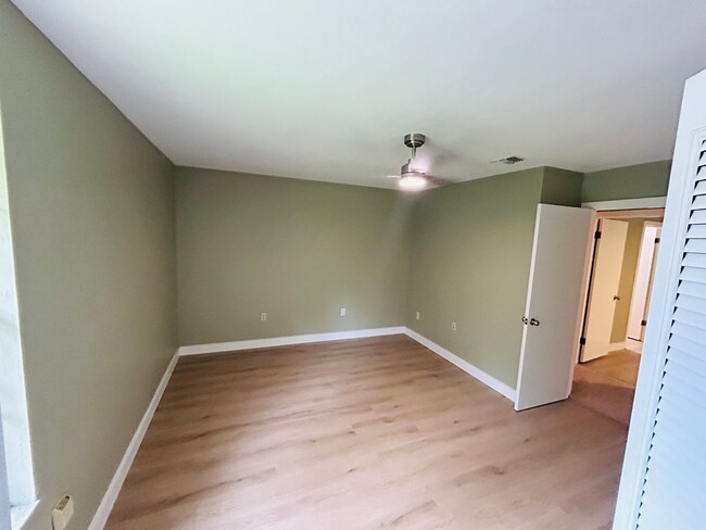 Building Photo - Adorable Updated 2/1.5 Furnished or Unfurn...