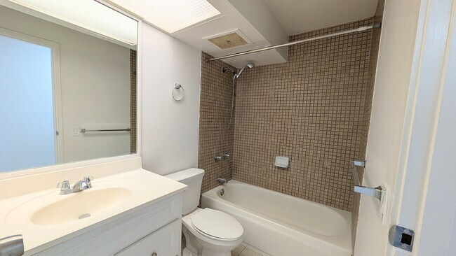 Building Photo - Newly remodeled Large 3 bed/2 bath/2 parking end unit with ocean and city views