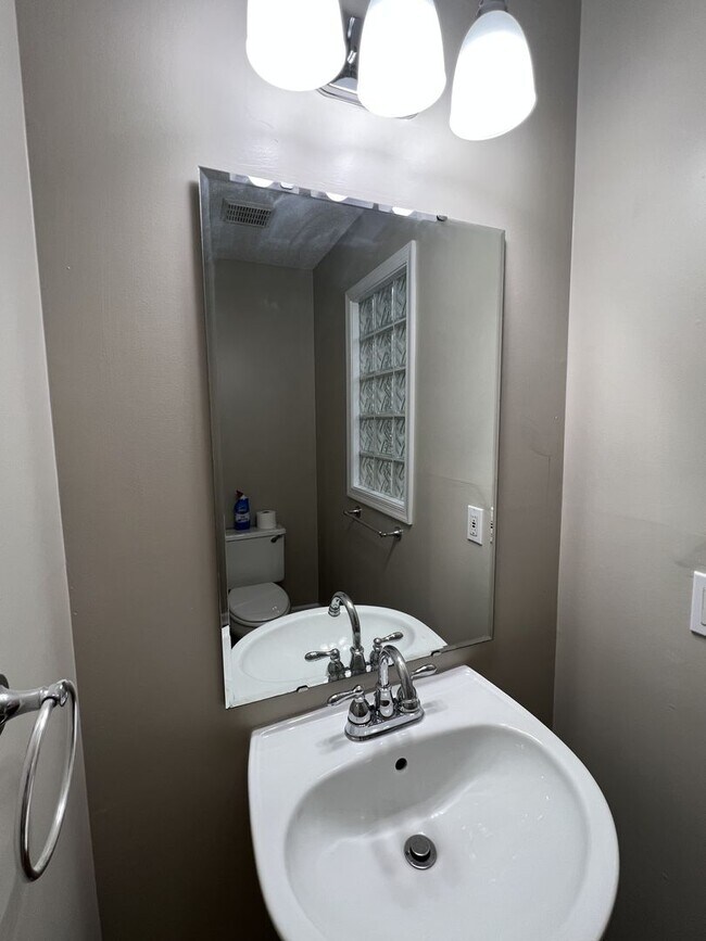 Building Photo - Beautifully Updated Kiln Creek Home with G...