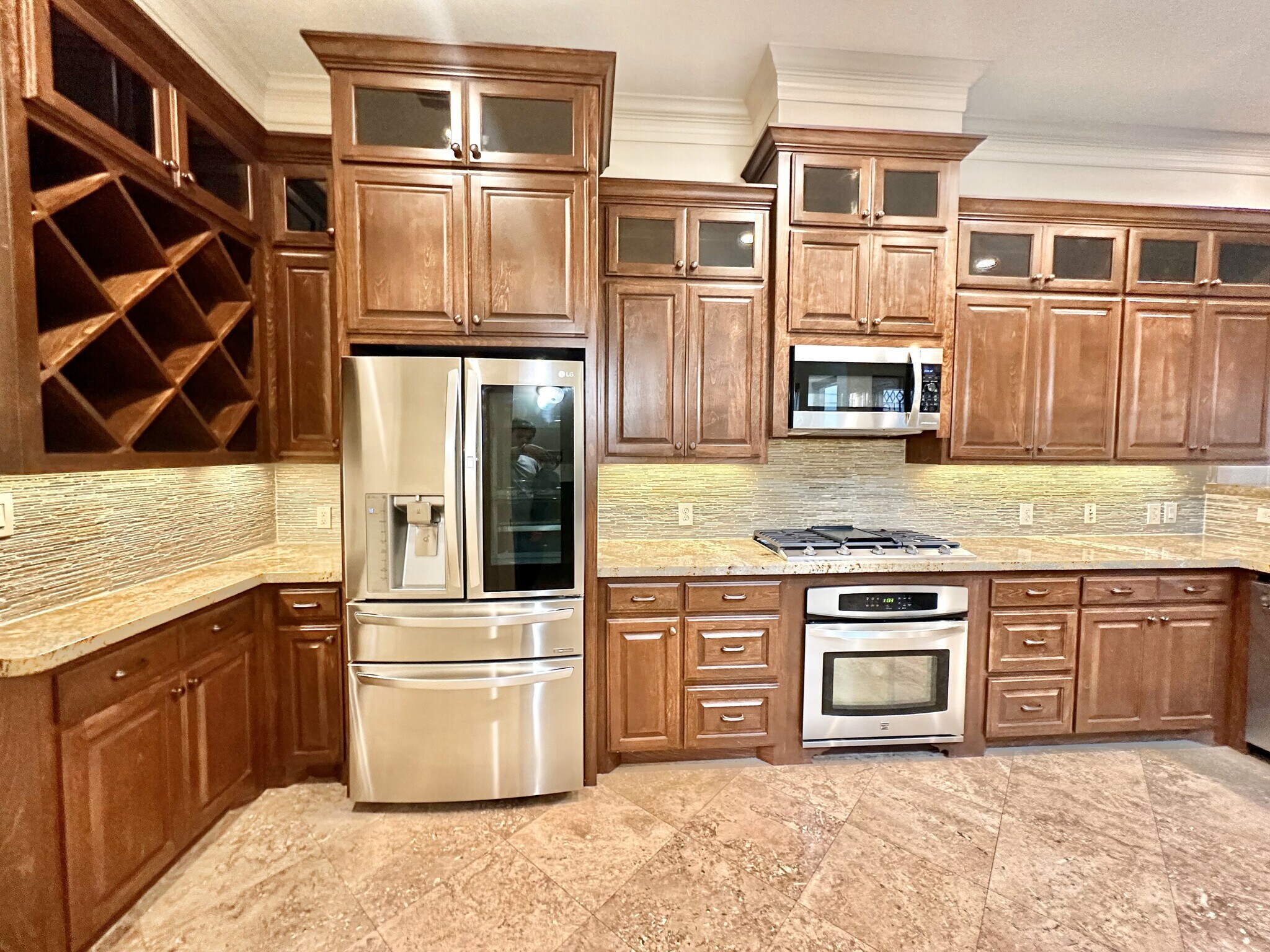 Chef's kitchen with gas cooktop, plenty of counter and cabinet space - 6121 Hamman St
