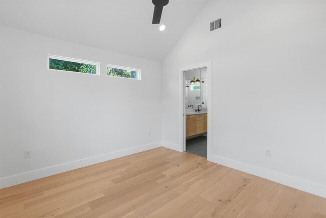 Building Photo - 913 Mansell Ave