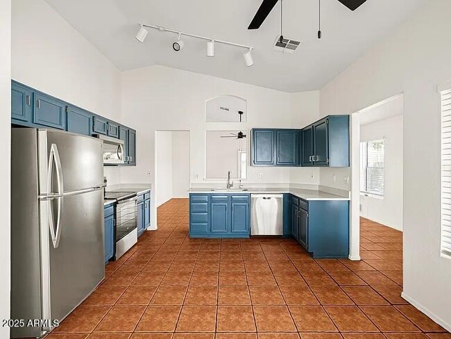 Building Photo - 1083 E Boston Ct