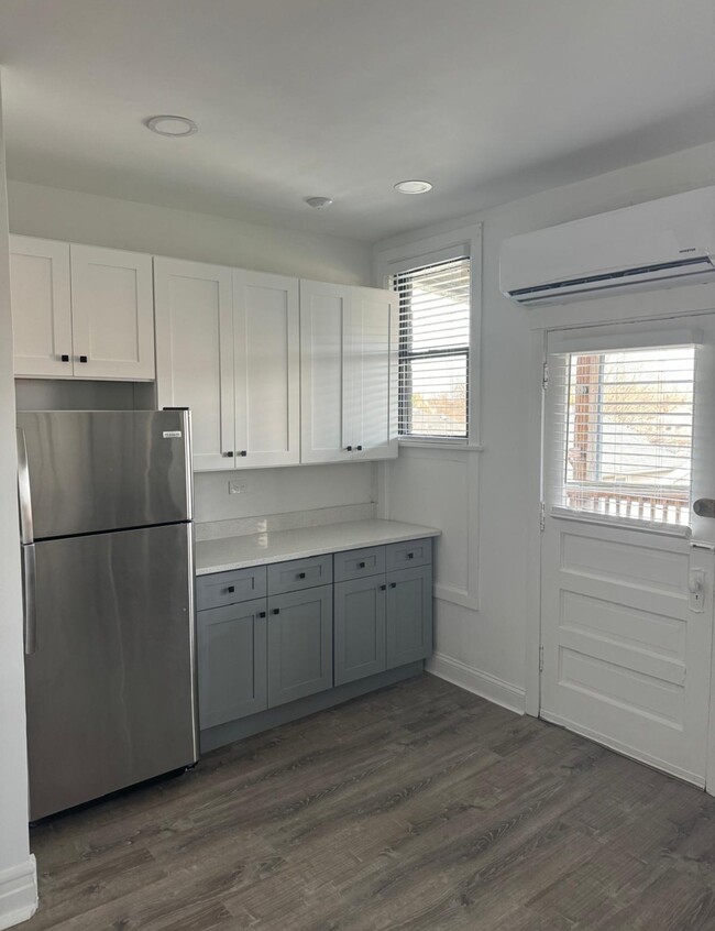 Building Photo - 806 Carpenter Ave