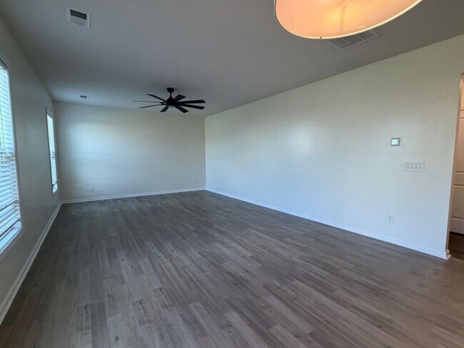 Building Photo - 1097 Sapphire Dr