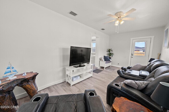 Building Photo - 412 Lantana St