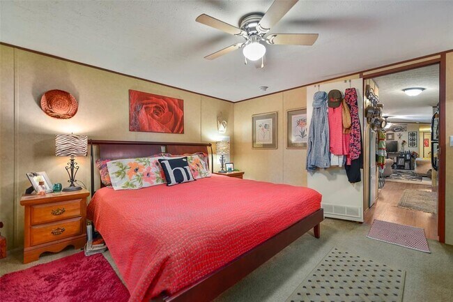 Building Photo - 8916 Lakeside Dr