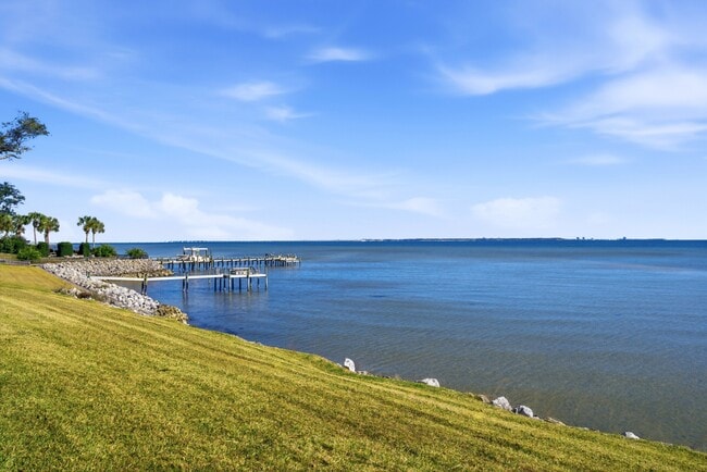 Building Photo - 615 Bayshore Dr